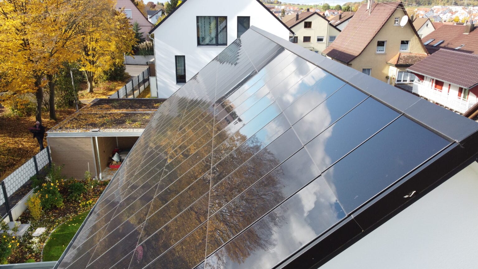 Ennogie-Solardach in Freiberg: Dachfläche Ganzdachlösung für Photovoltaik inklusive First und Abschlüssen