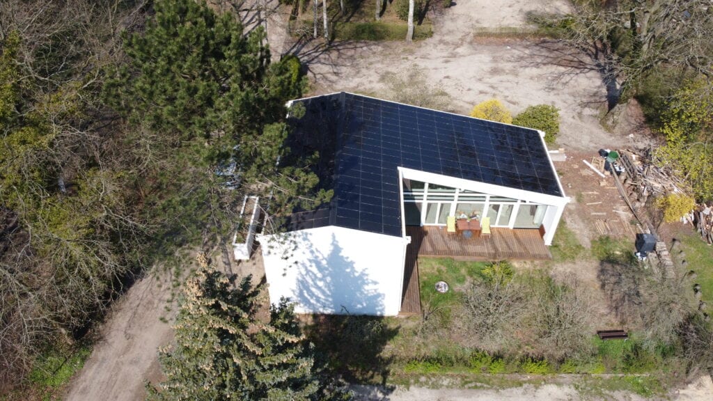 Ennogie-Solardach in Wandlitz: Seitlicher Blick auf das Dach, Bäume im Vordergrund