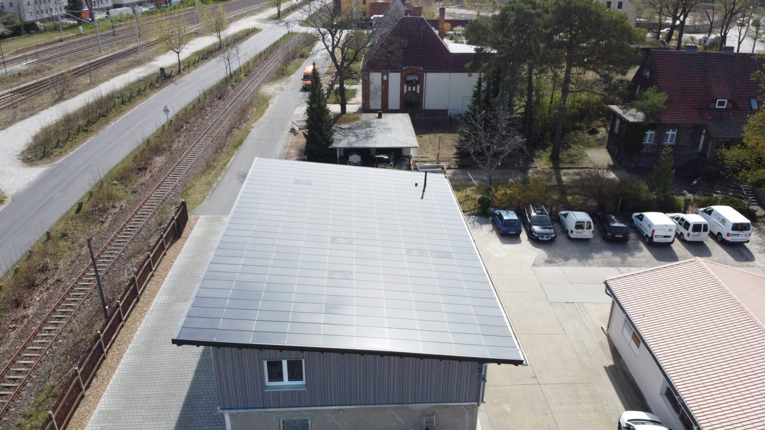 Ennogie-Solardach in Lübben: Einheitliche Dachfläche, Bahngleise am linken Bildrand