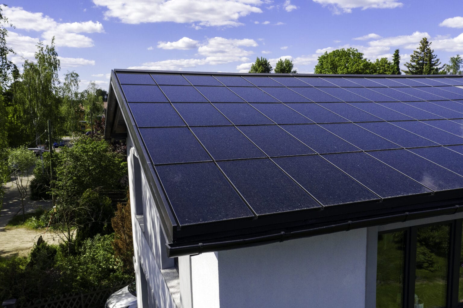 Ennogie-Solardach in Berlin: Nahaufnahme der Dachfläche inklusive Photovoltaikmodulen und Abschlüssen