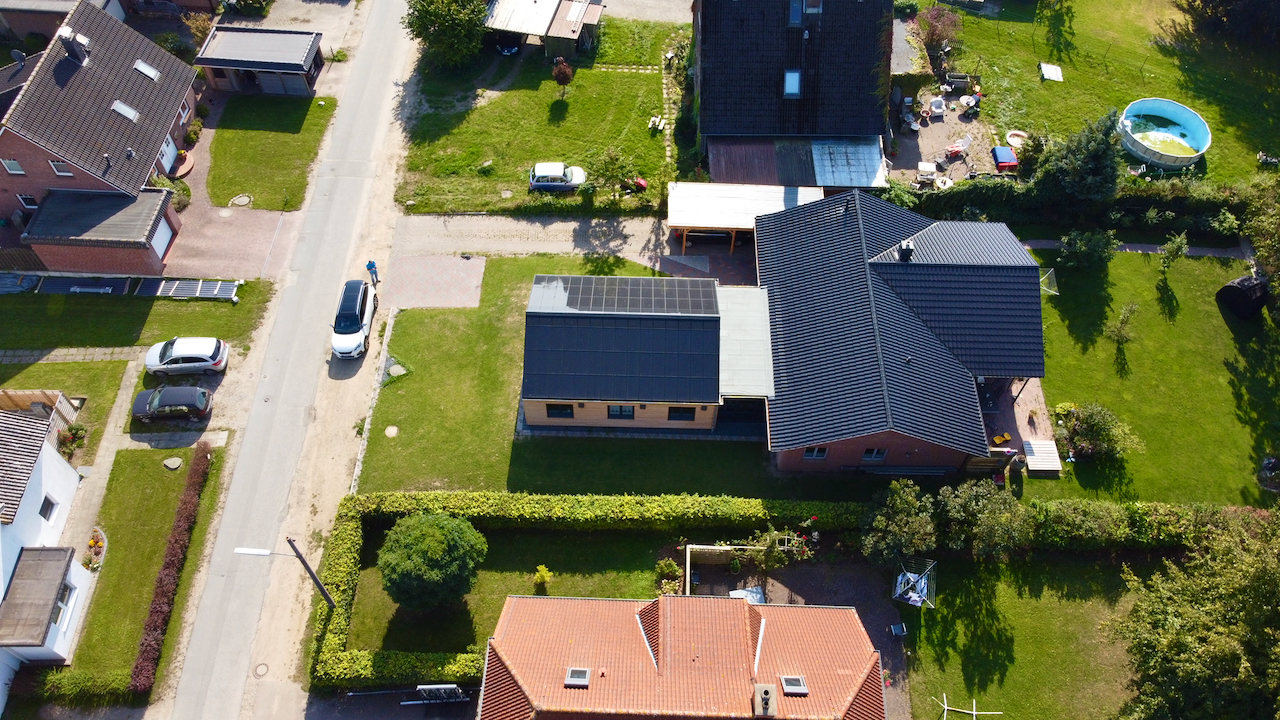 Ennogie-Solardach in Kalübbe: Vogelperspektive auf Nebengebäude belegt mit Ganzdachlösung für Photovoltaik