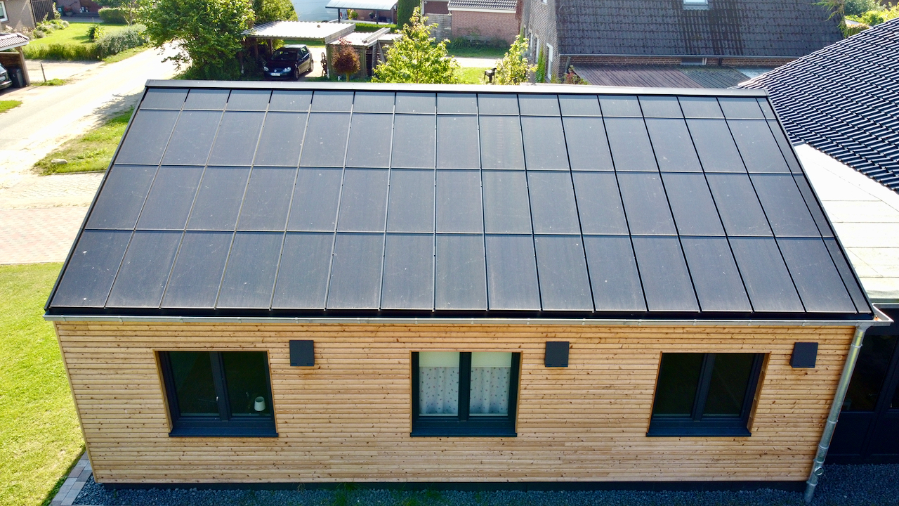Ennogie-Solardach in Kalübbe: Großaufname Gebäude inklusive einheitlicher Dachfläche mit Ganzdachlösung für Photovoltaik
