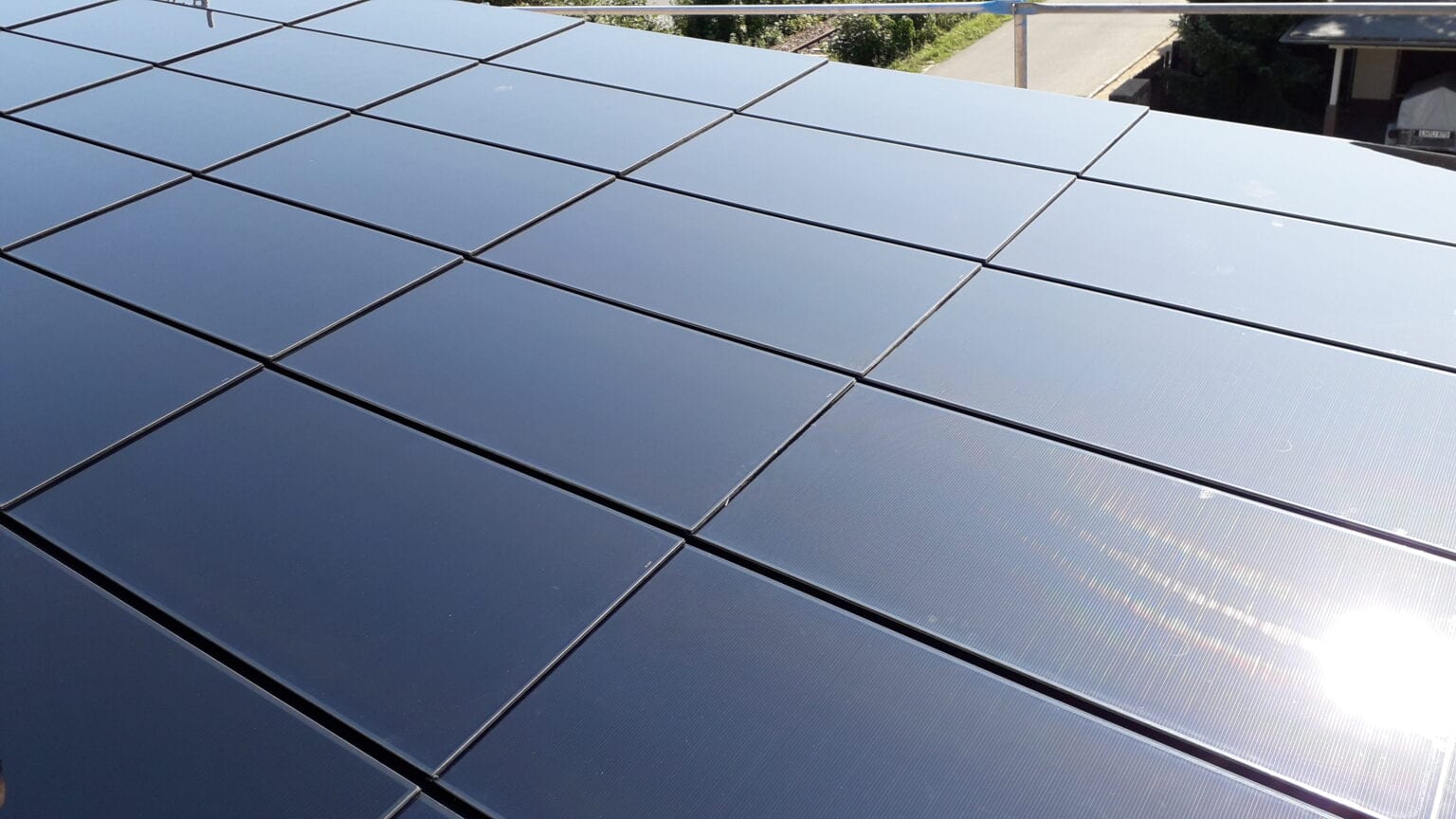 Nahaufnahme der Photovoltaikmodule Ennogie-Solardach