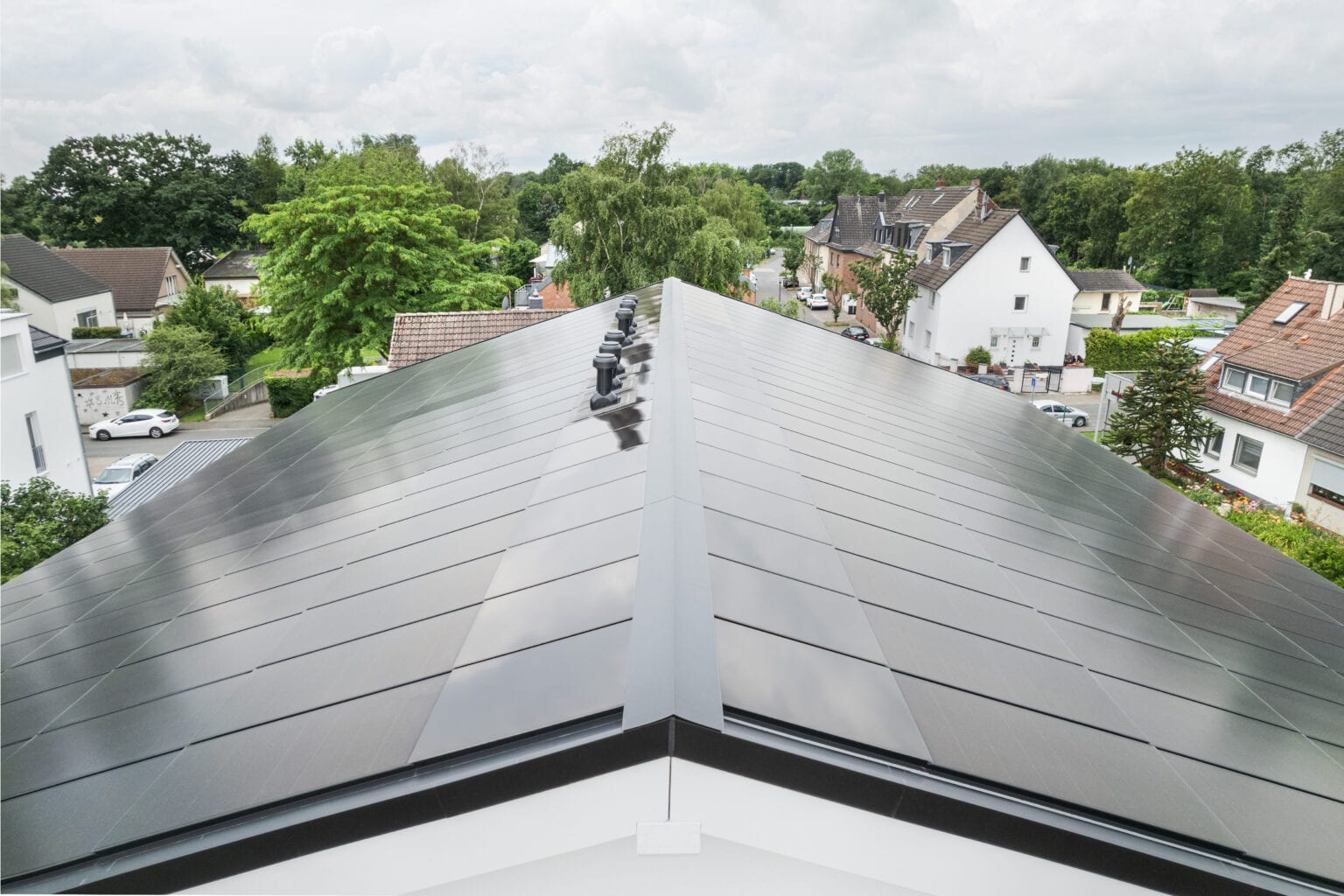 Ennogie-Solardach auf Neubau in Köln: Großaufnahme Dachfläche aus Vogelperspektive, Dachfirst und Abschlüsse zu erkennen