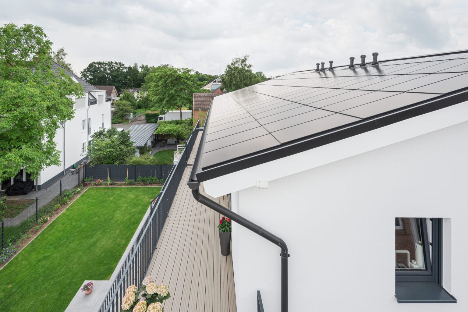 Ennogie-Solardach auf Neubau in Köln: Dachfläche, Abschlüsse, Regenrinne und Balkon