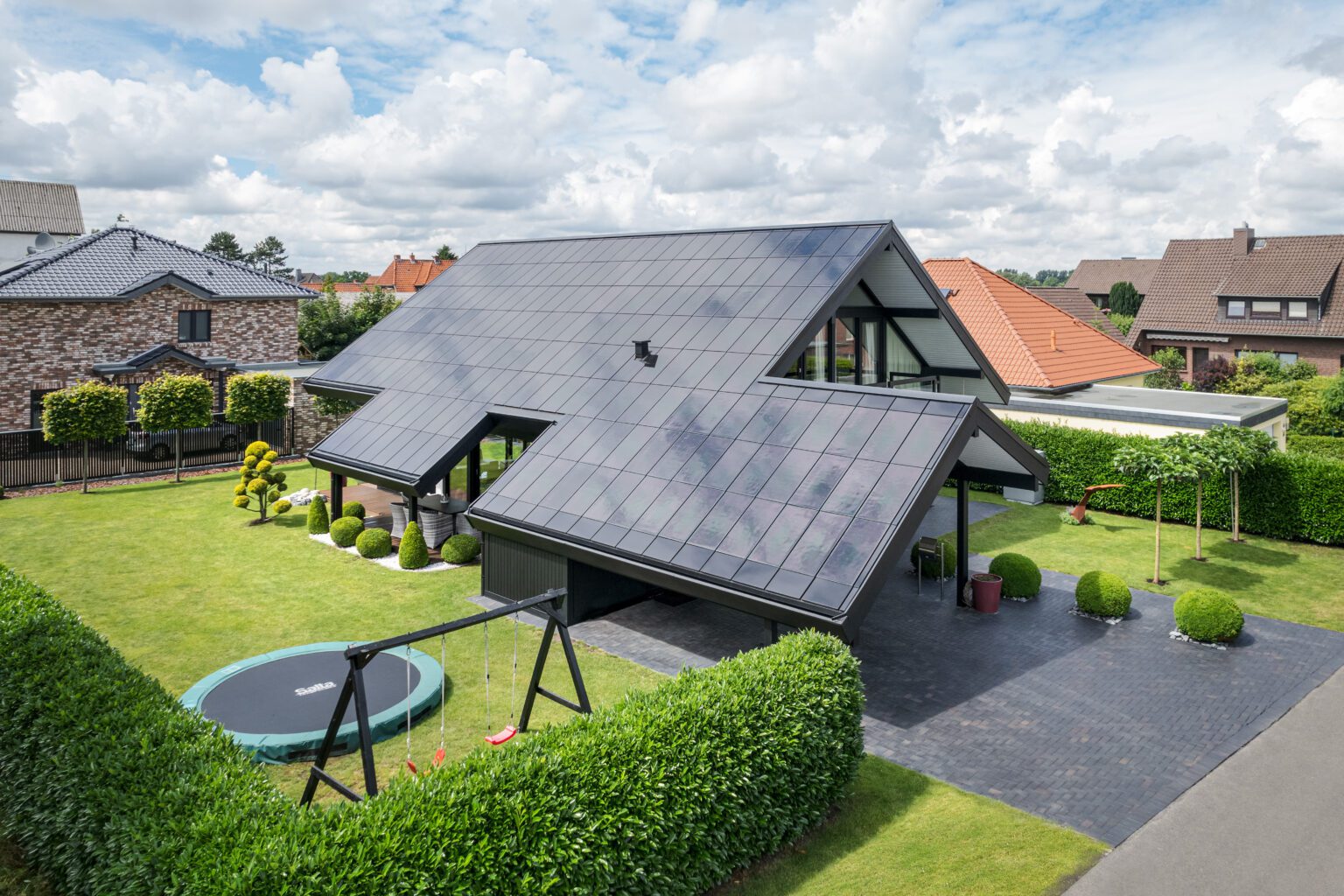 Ennogie-Solardach in Nienburg: Blick auf Dachüberstände, Carport und Garten