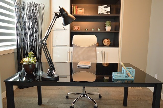 Schreibtisch mit Lampe, Stuhl und Regal