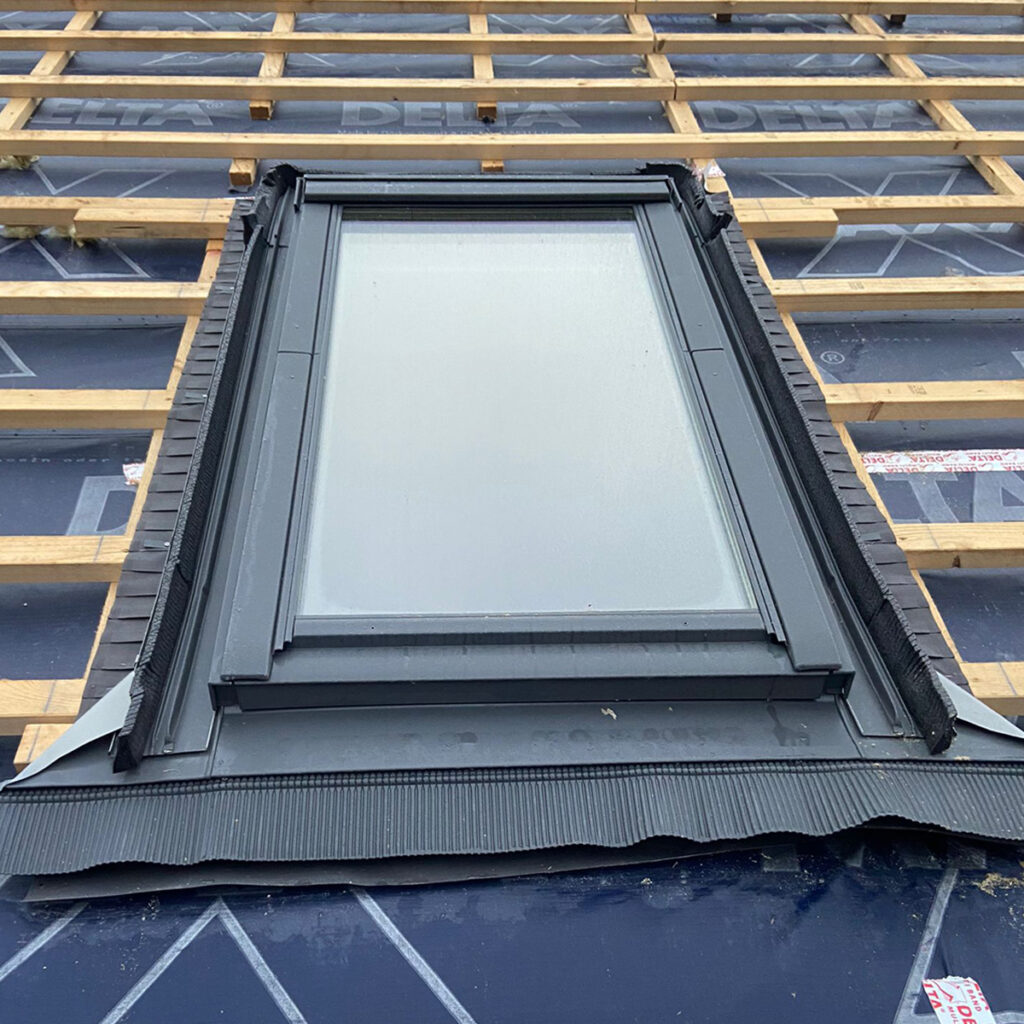 Dachfenster Vorbereitung zur Anarbeitung der Anpassungsmodule des Ennogie-Solardachs abgeschlossen