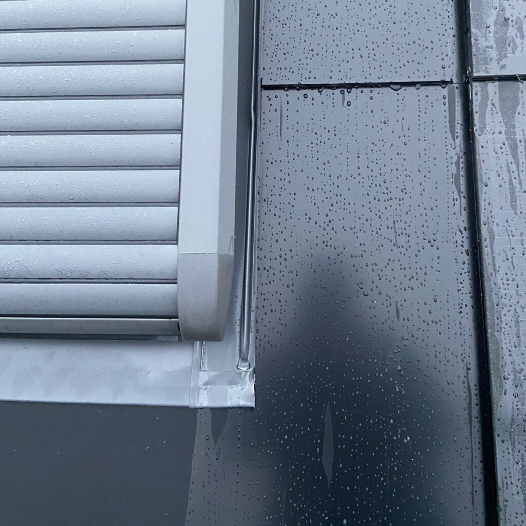 Nahaufnahme: Anpassungsmodul an Dachfenster angearbeitet